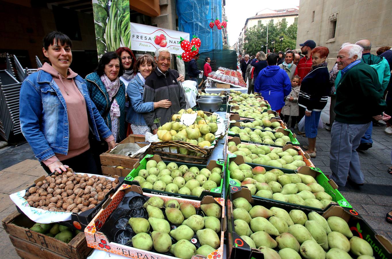 Decenas de riojanos desfilaron ayer por el tradicional certamen agrícola de Fundación Caja Rioja, a pesar del desapacible día