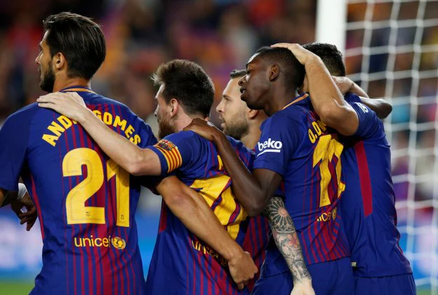 Los jugadores del Barcelona se abrazan después de anotar uno de los cinco goles ante el Espanyol. :: reuters

