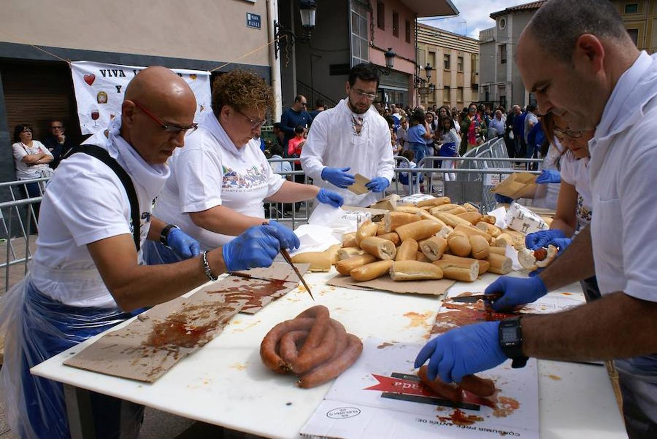 La peña Virgen de los Parrales de Baños de Río Tobía repartió el domingo cerca de 14.000 bocadillos del embutido bañejo con motivo de la celebración de su XLIV festival de exaltación de la chacina bañeja