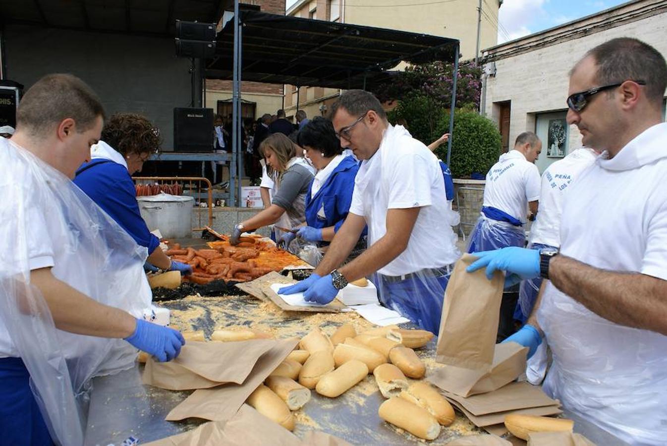 La peña Virgen de los Parrales de Baños de Río Tobía repartió el domingo cerca de 14.000 bocadillos del embutido bañejo con motivo de la celebración de su XLIV festival de exaltación de la chacina bañeja