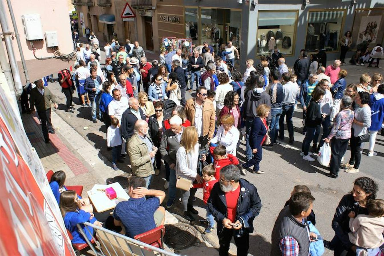 La peña Virgen de los Parrales de Baños de Río Tobía repartió el domingo cerca de 14.000 bocadillos del embutido bañejo con motivo de la celebración de su XLIV festival de exaltación de la chacina bañeja