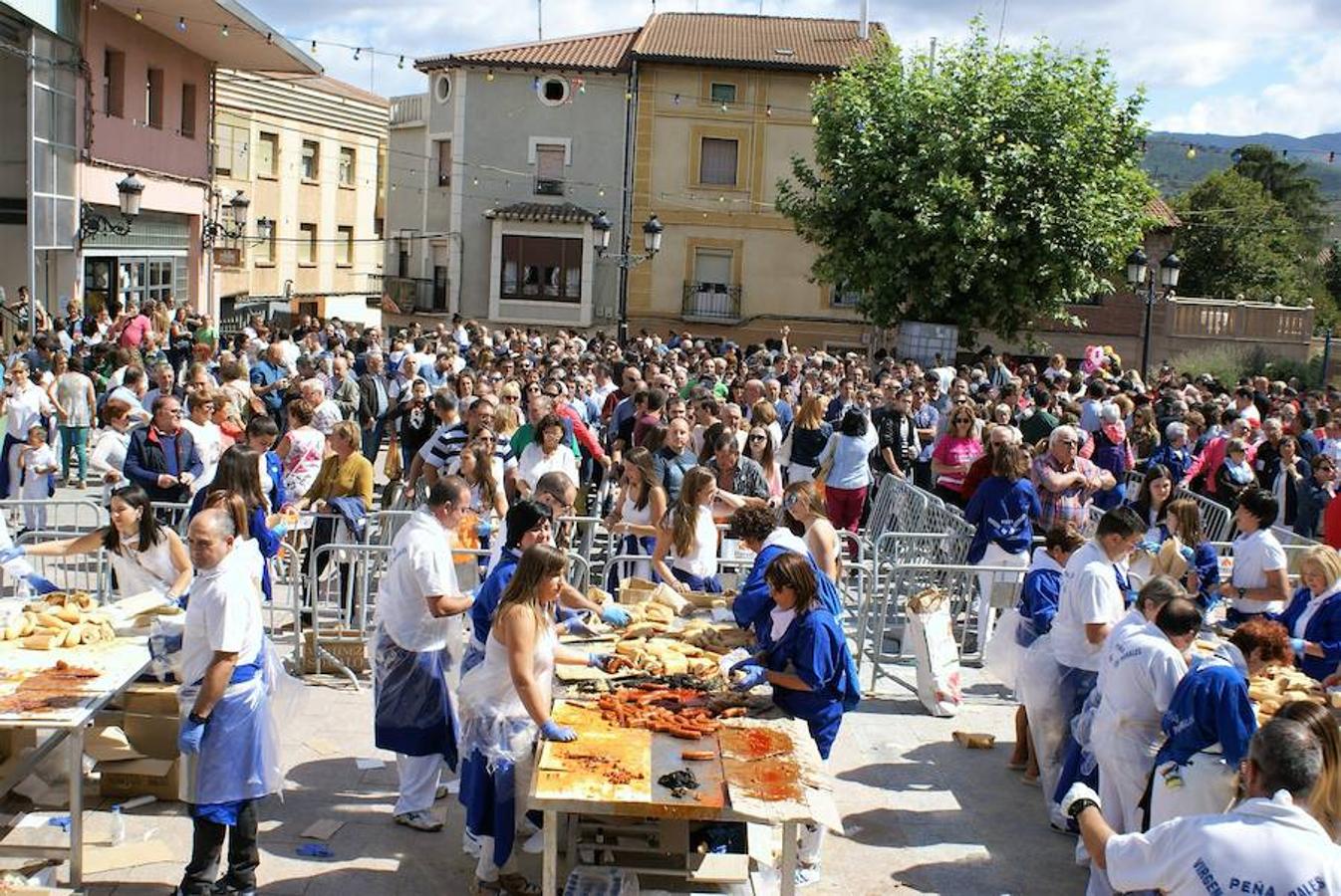La peña Virgen de los Parrales de Baños de Río Tobía repartió el domingo cerca de 14.000 bocadillos del embutido bañejo con motivo de la celebración de su XLIV festival de exaltación de la chacina bañeja