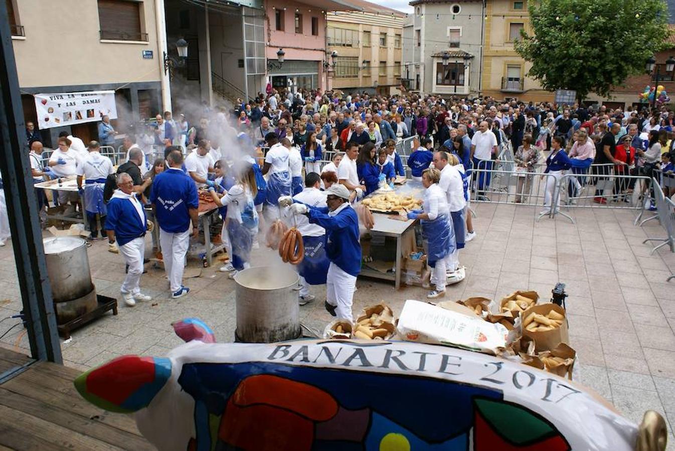 La peña Virgen de los Parrales de Baños de Río Tobía repartió el domingo cerca de 14.000 bocadillos del embutido bañejo con motivo de la celebración de su XLIV festival de exaltación de la chacina bañeja