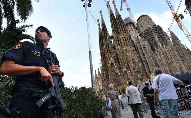 Un agente patrulla en las inmediaciones de la Sagrada Familia.