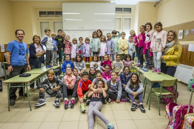 Los alumnos de la actual escuela de Medrano, con varios de sus profesores, en una de las aulas. 