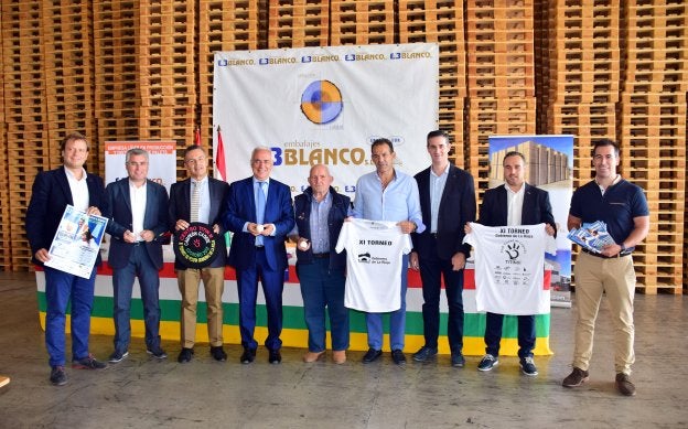 Foto de familia de los organizadores junto al presidente de La Rioja, José Ignacio Ceniceros. :: 