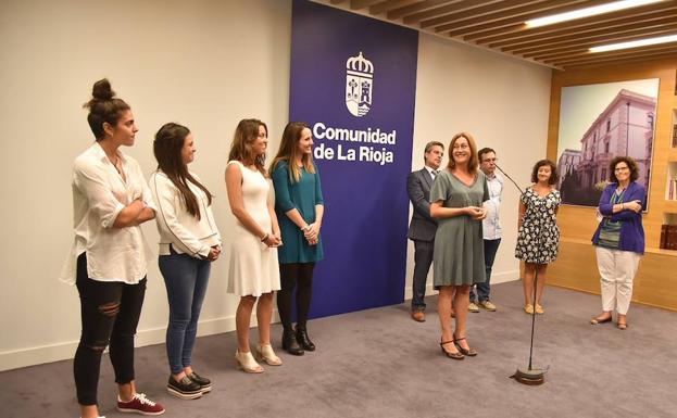 Recepción a las alumnas que han participado en el curso de la UR impartido en Ginebra. 