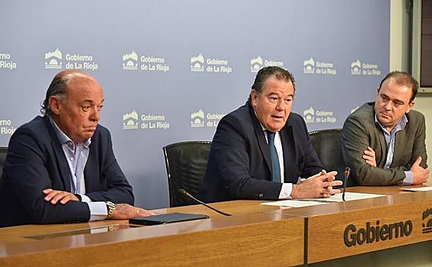 García-Calzada, Ureña y Blanco ofrecen los detalles del nuevo curso para directivos. 