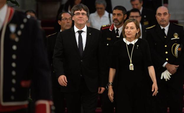 El presidente de la Generalitat, Carles Puigdemont y la presidenta del Parlament, Carme Forcadell.