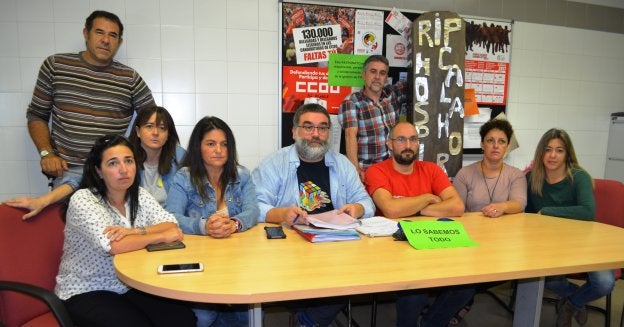 Miembros del comité de empresa de la Fundación Hospital de Calahorra, en la rueda de prensa que ofrecieron ayer. :: 