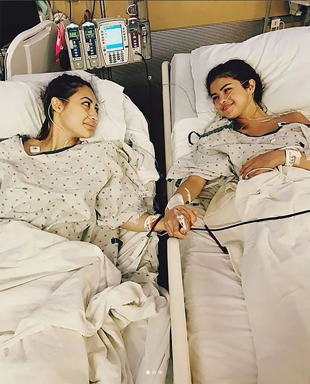Selena Gómez, a la derecha, sujeta la mano de su amiga Francia, que le donó uno de sus riñones. La actriz subió esta fotografía a Instagram.