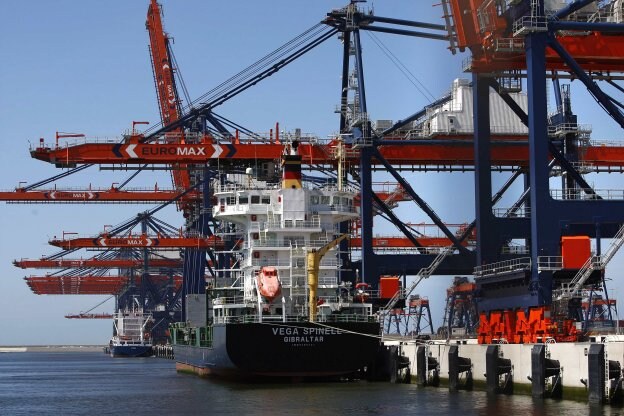 Descarga de contenedores en el puerto holandés de Róterdam. :: JERRY LAMPEN / reuters