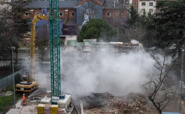 Trabajos de demolición en el espacio que ocupará la Casa del Cuento. 