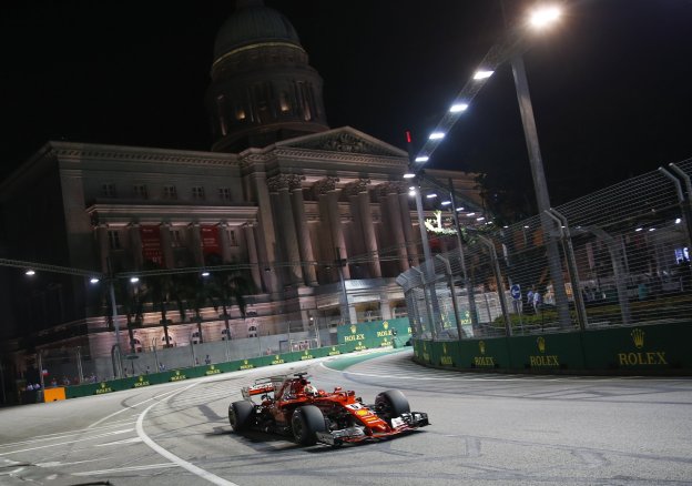 El piloto alemán Sebastian Vettel, durante la sesión de clasificación de ayer en el circuito de Marina Bay, en Singapur. :: LYNN BO BO / EFe