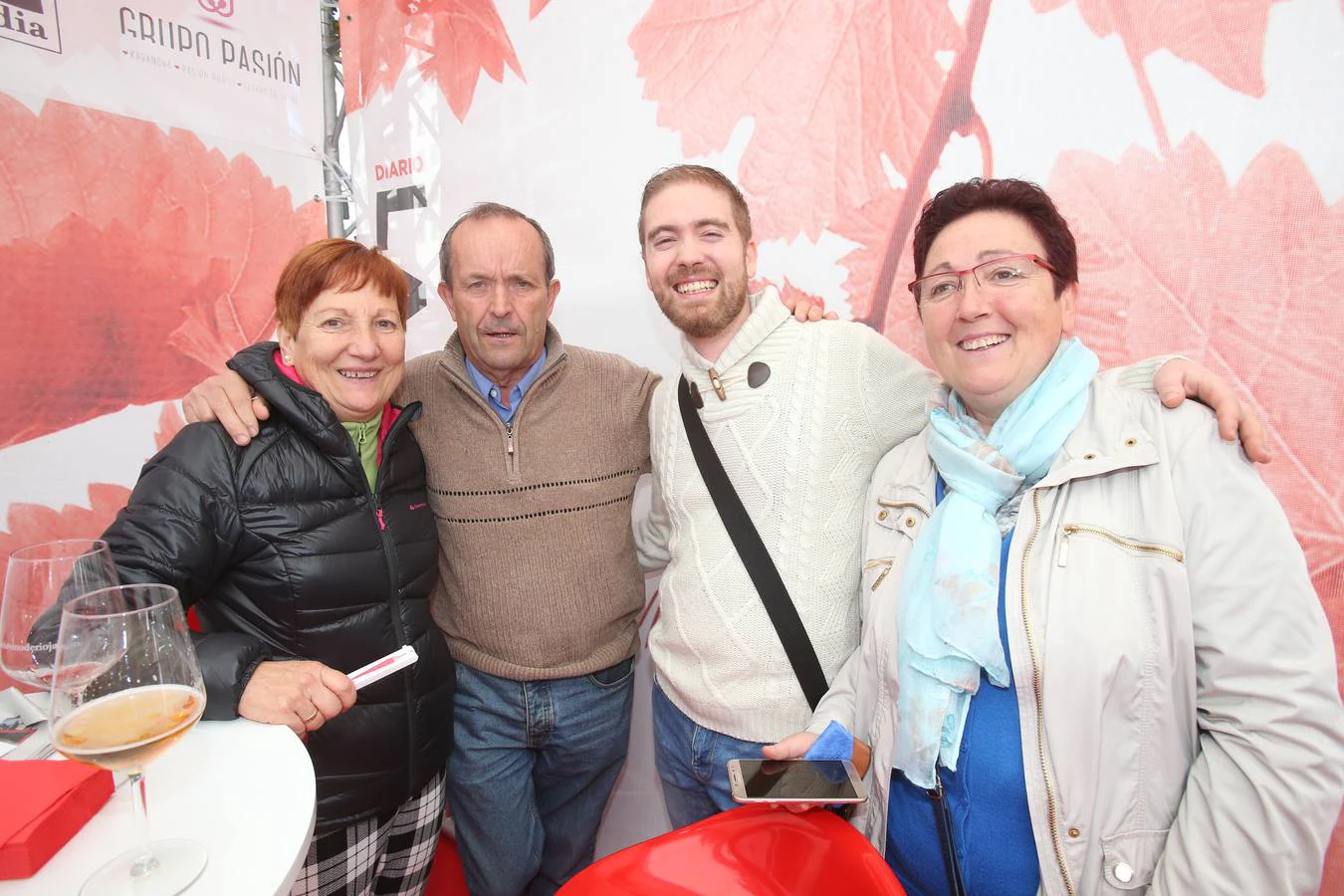 La tradicional carpa de Diario LA RIOJA en el Espolón ha abierto sus puertas en estas fiestas mateas con una gran afluencia de amigos 