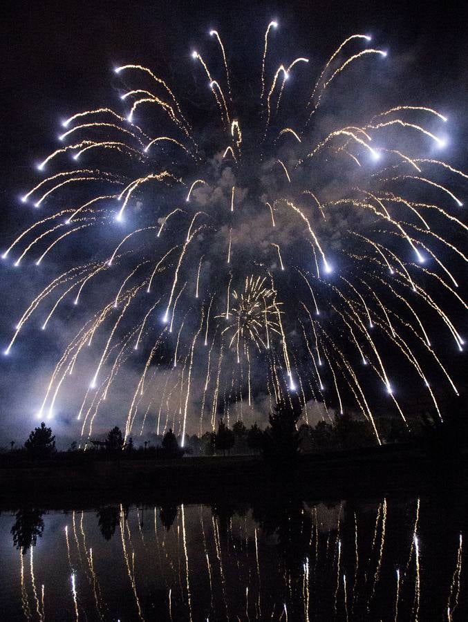 El cielo de Logroño se iluminó con los primeros fuegos artificiales de las fiestas