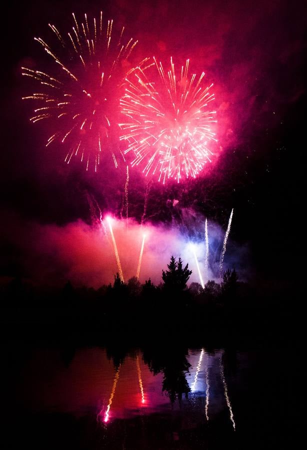 El cielo de Logroño se iluminó con los primeros fuegos artificiales de las fiestas