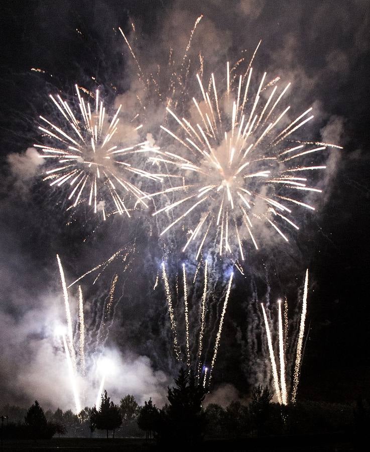 El cielo de Logroño se iluminó con los primeros fuegos artificiales de las fiestas