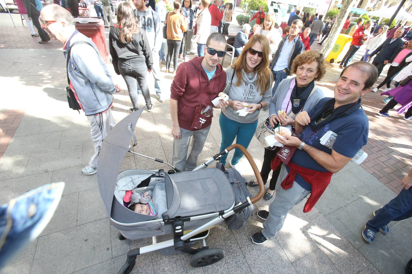 La federación de peñas de Logroño celebró en El Espolón la degustación de vinos y pinchos