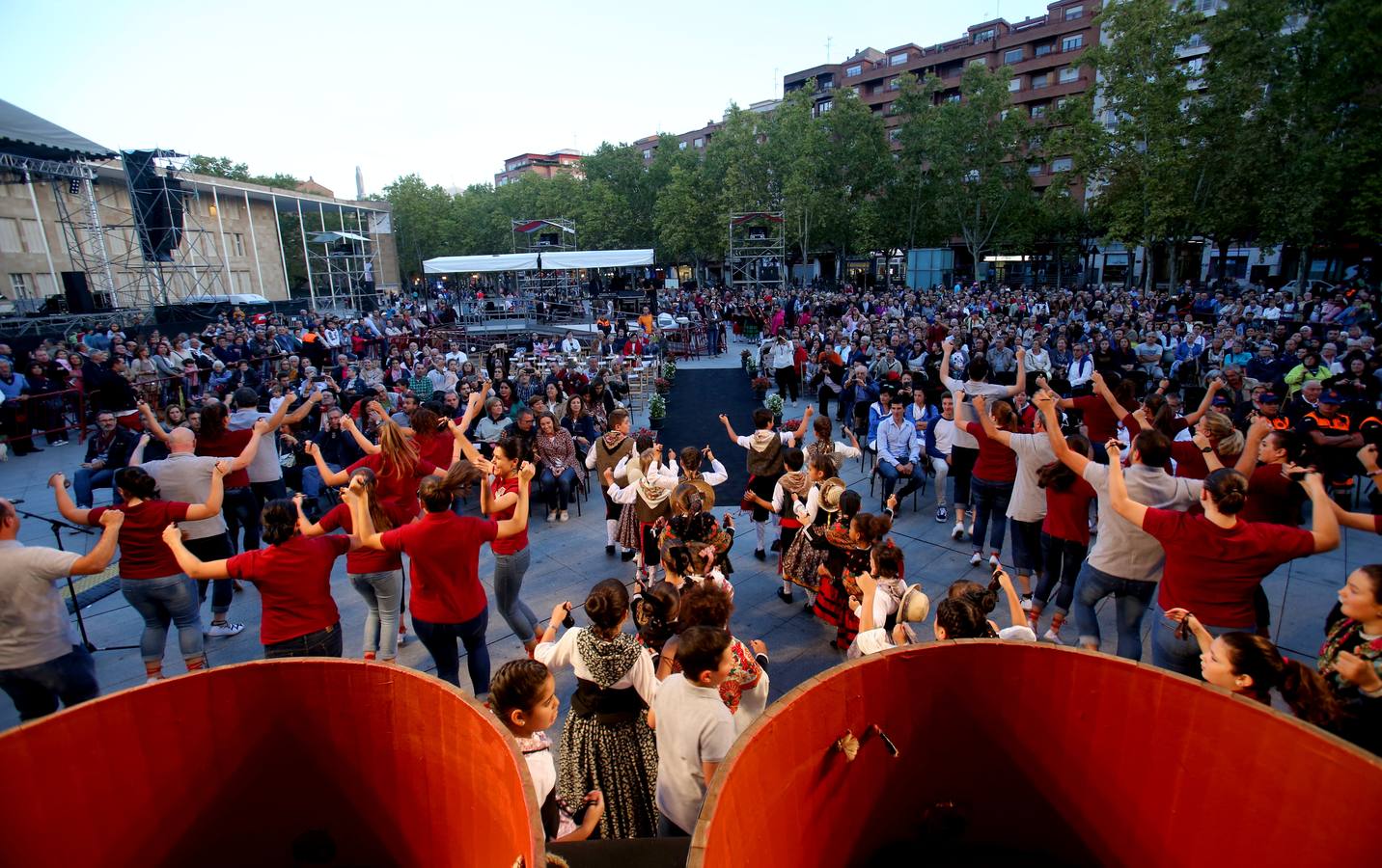 Protección Civil, cuatro peñas y el Grupo de Danzas protagonizaron el pisado popular junto a Carlos Coloma