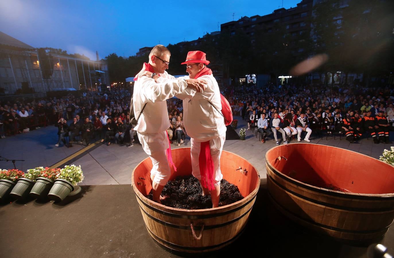Protección Civil, cuatro peñas y el Grupo de Danzas protagonizaron el pisado popular junto a Carlos Coloma