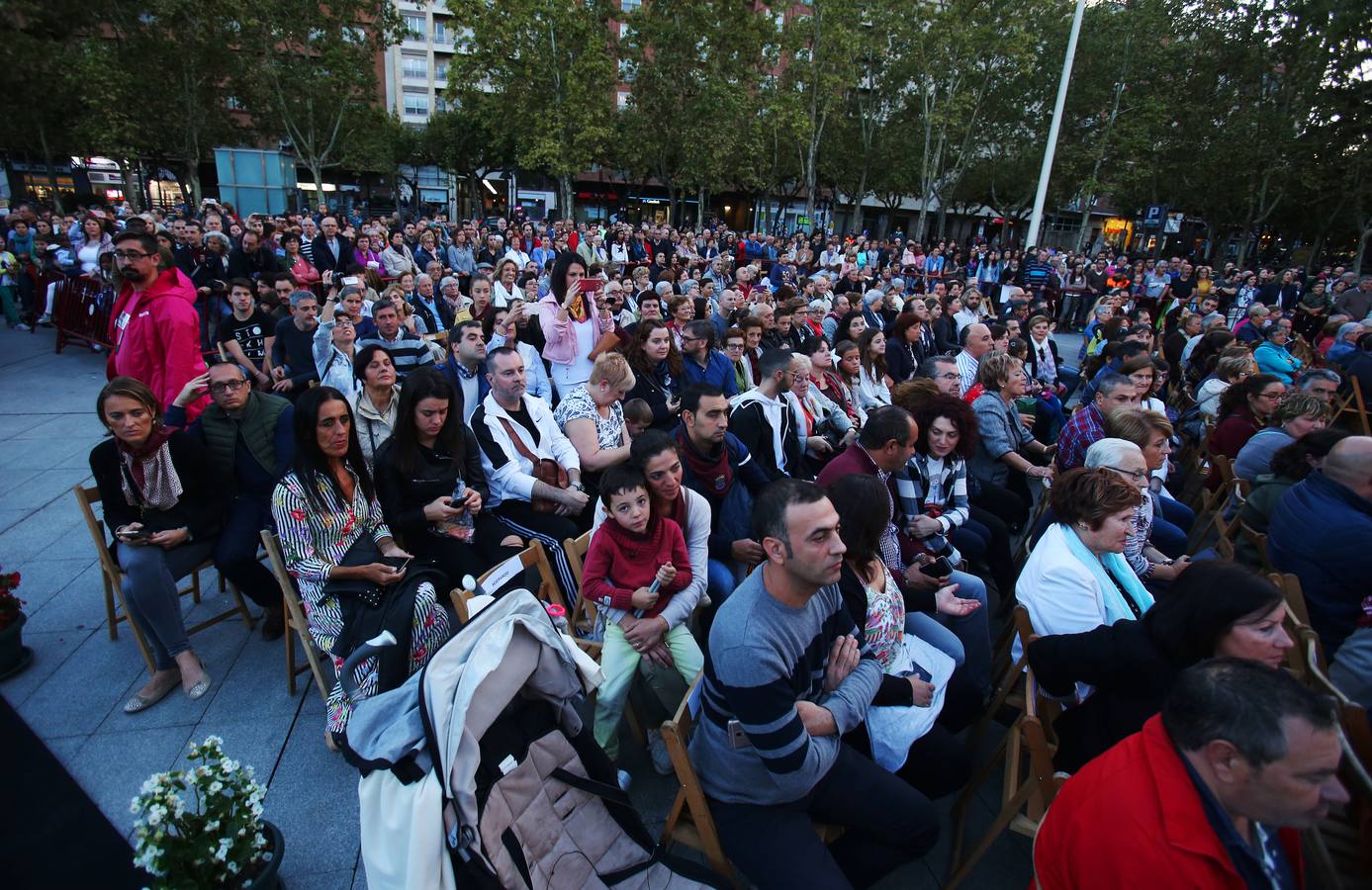 Protección Civil, cuatro peñas y el Grupo de Danzas protagonizaron el pisado popular junto a Carlos Coloma