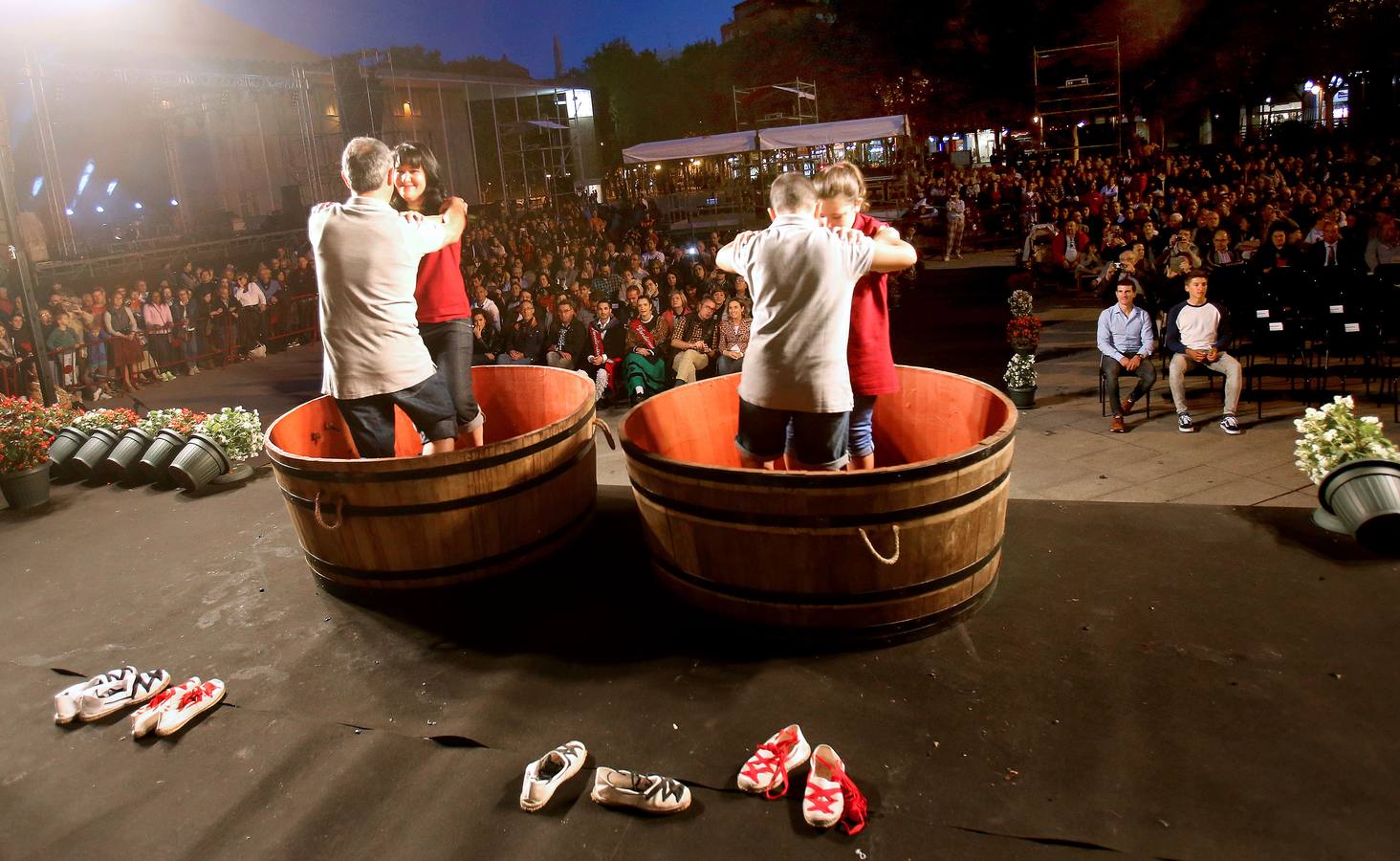Protección Civil, cuatro peñas y el Grupo de Danzas protagonizaron el pisado popular junto a Carlos Coloma