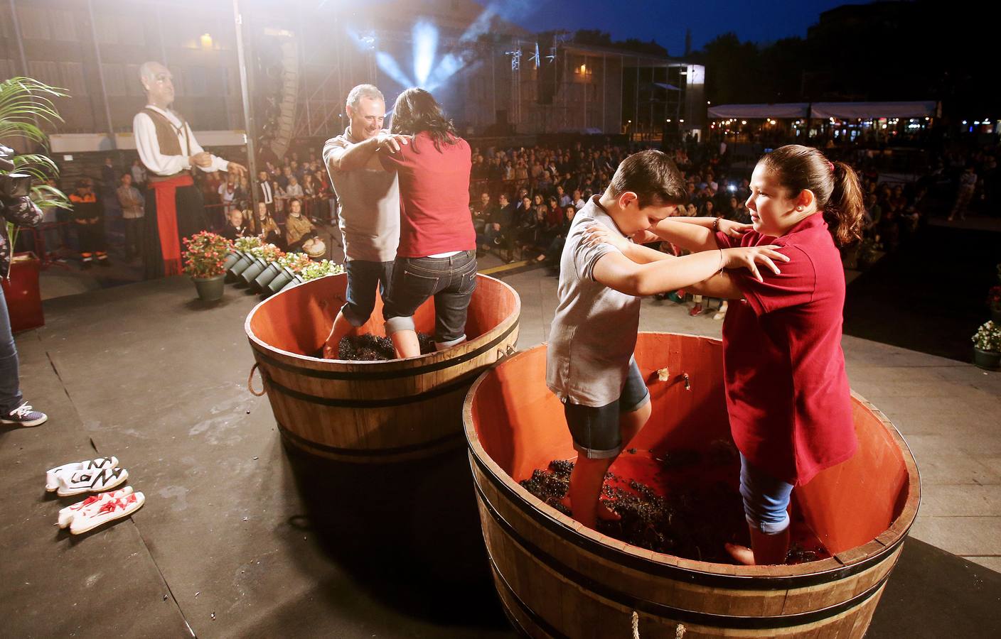 Protección Civil, cuatro peñas y el Grupo de Danzas protagonizaron el pisado popular junto a Carlos Coloma