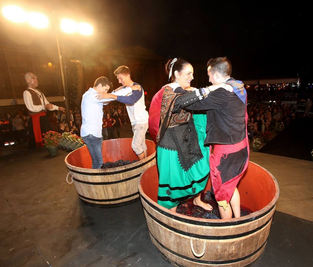 Protección Civil, cuatro peñas y el Grupo de Danzas protagonizaron el pisado popular junto a Carlos Coloma