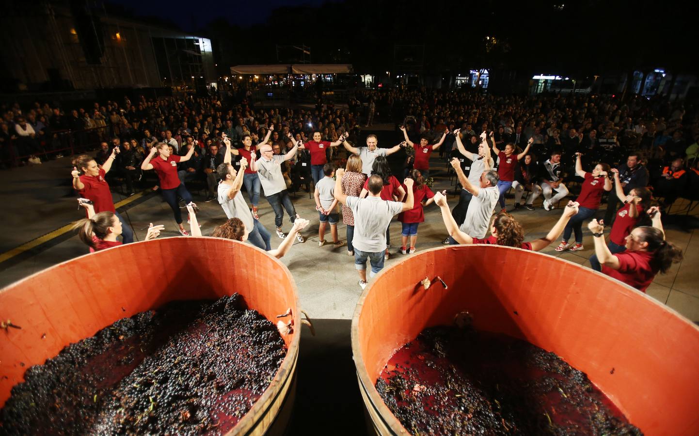 Protección Civil, cuatro peñas y el Grupo de Danzas protagonizaron el pisado popular junto a Carlos Coloma
