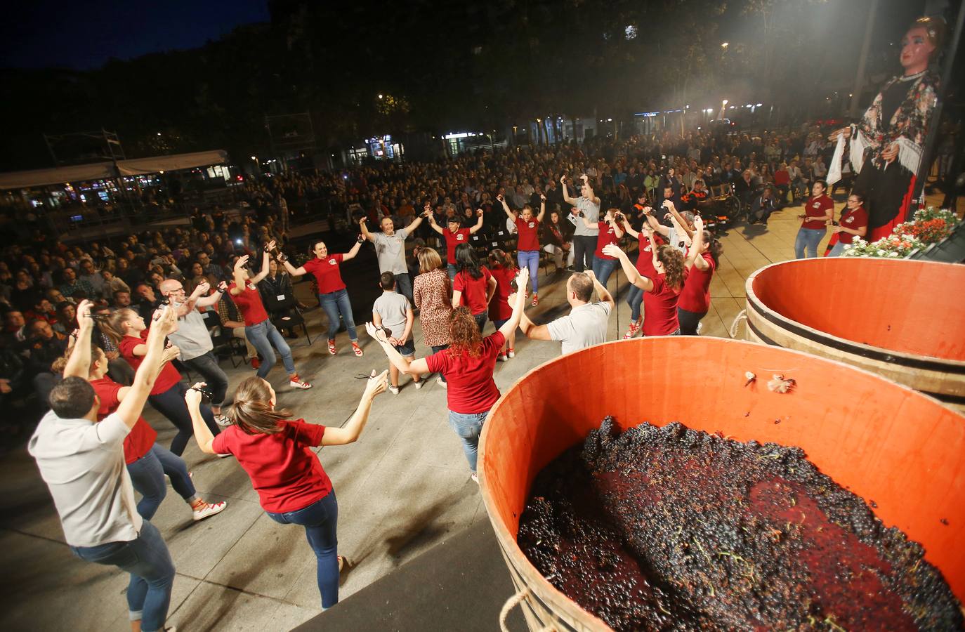 Protección Civil, cuatro peñas y el Grupo de Danzas protagonizaron el pisado popular junto a Carlos Coloma