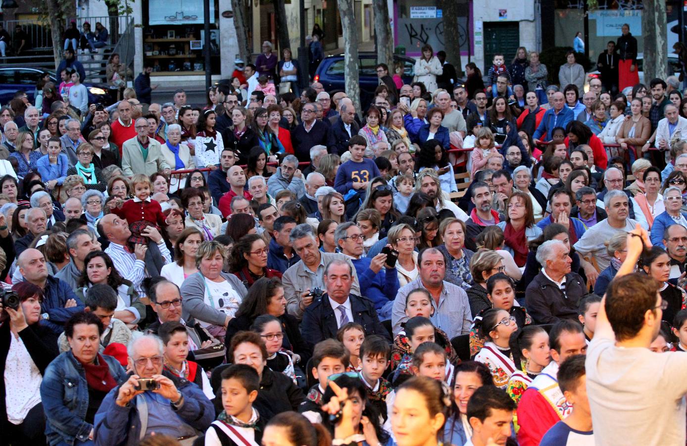 Protección Civil, cuatro peñas y el Grupo de Danzas protagonizaron el pisado popular junto a Carlos Coloma