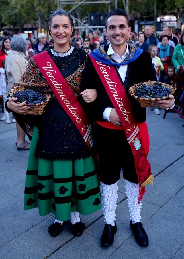 Protección Civil, cuatro peñas y el Grupo de Danzas protagonizaron el pisado popular junto a Carlos Coloma