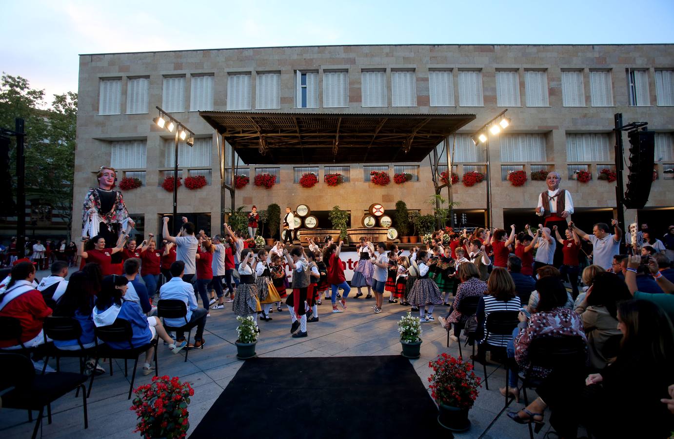 Protección Civil, cuatro peñas y el Grupo de Danzas protagonizaron el pisado popular junto a Carlos Coloma