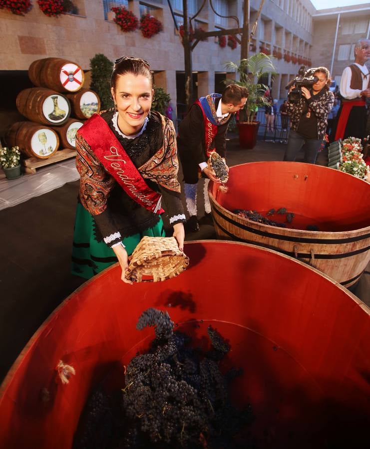 Protección Civil, cuatro peñas y el Grupo de Danzas protagonizaron el pisado popular junto a Carlos Coloma
