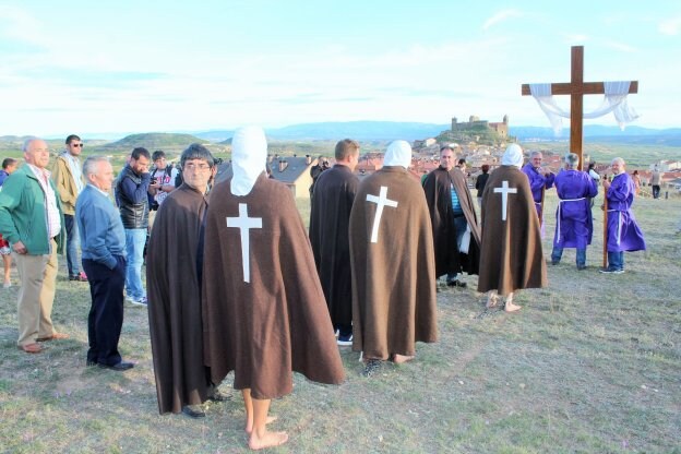Tres de los disciplinantes que participaron en la procesión de la Cruz de Septiembre en el Calvario. :: D.M.A.