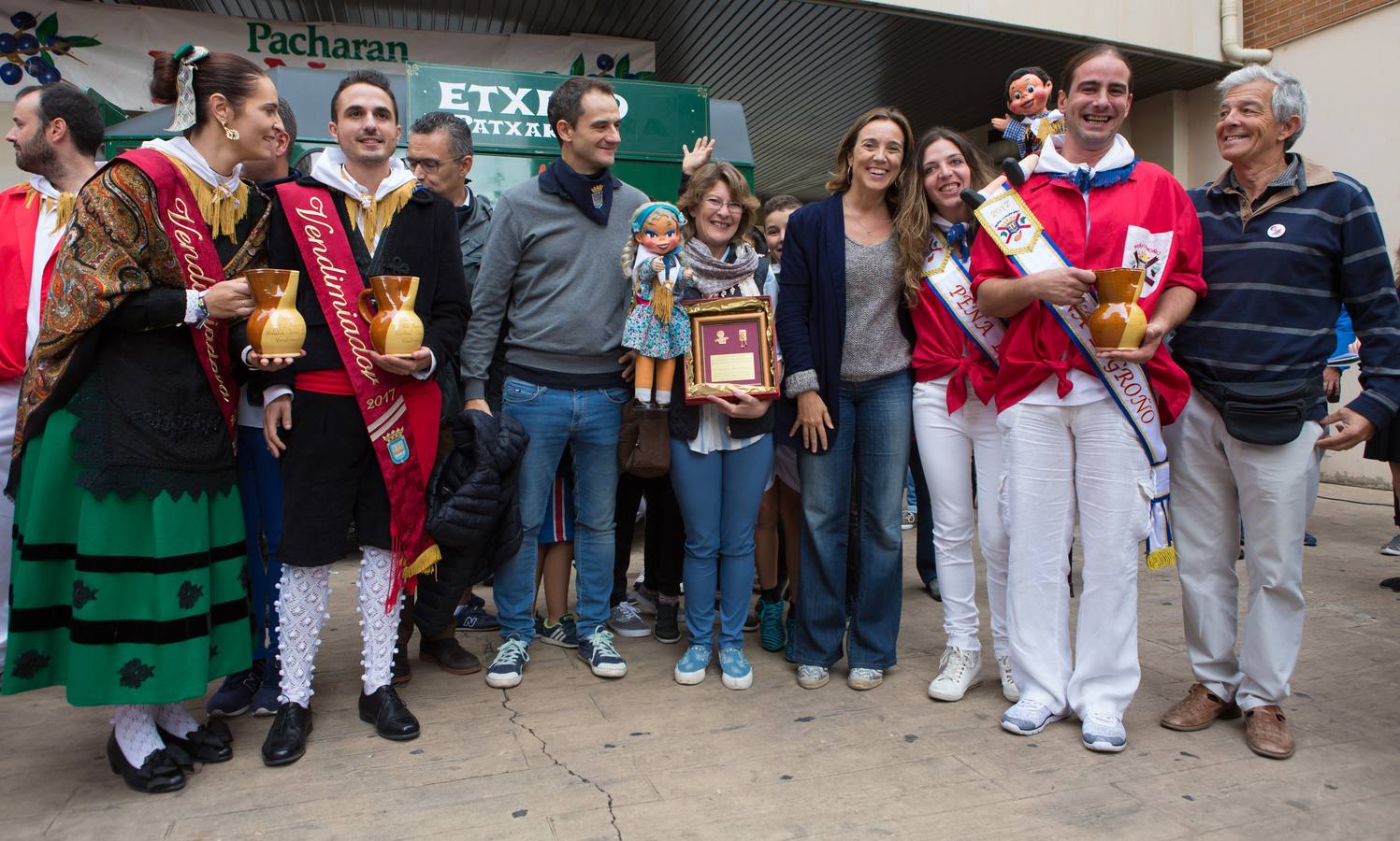 Los responsables de la compañía de marionetas Maese Villarejo han recibido el reconocimiento de la Peña Logroño por su contribución a las fiestas de San Mateo