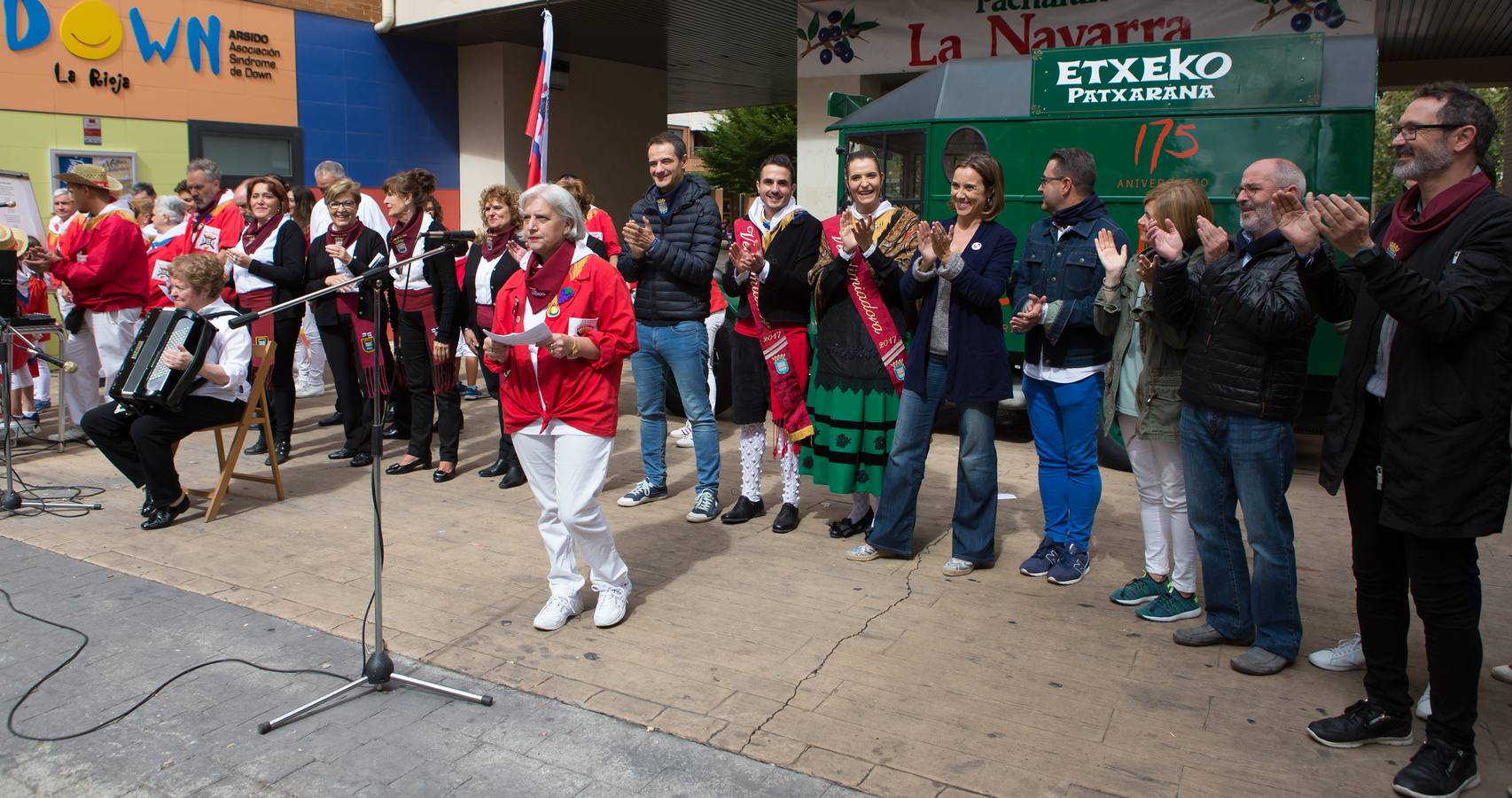 Los responsables de la compañía de marionetas Maese Villarejo han recibido el reconocimiento de la Peña Logroño por su contribución a las fiestas de San Mateo