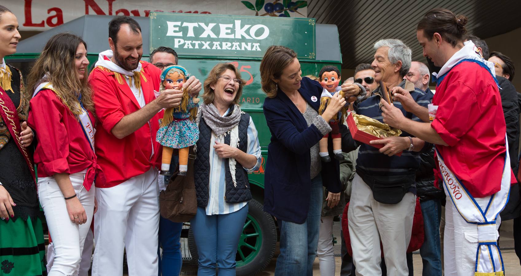 Los responsables de la compañía de marionetas Maese Villarejo han recibido el reconocimiento de la Peña Logroño por su contribución a las fiestas de San Mateo