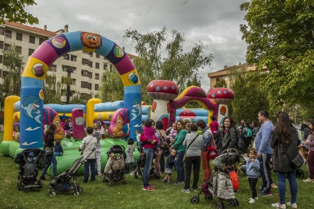 Parque infantil que se montó en la plaza de la Vendimia, junto a Club Deportivo. :: justo rodríguez