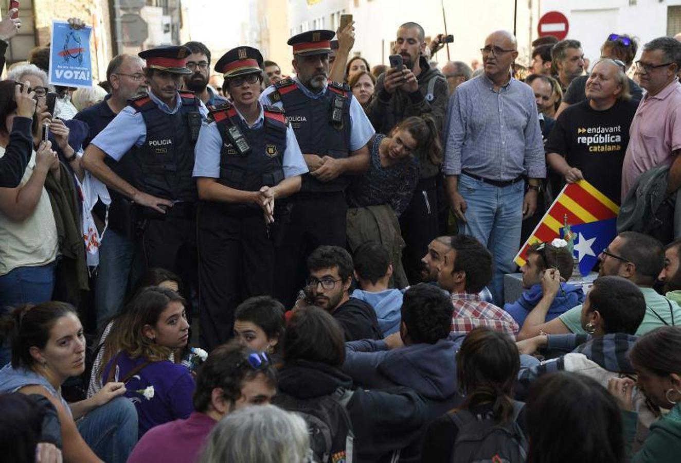 Trataban de evitar que el secretario judicial pudiera acceder a la sede de Unipost con el fin de entregar la orden de incautación y apertura de los sobres, lo que ha generado momentos de tensión