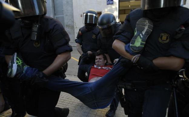 Los Mossos desalojan a un manifestante.