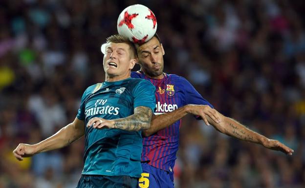 Kroos y Busquets disputan un balón durante la ida de la Supercopa. 