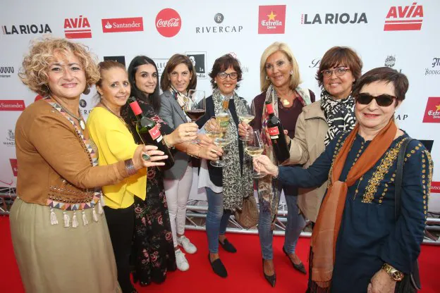 El equipo de LAN con Susana García, M.J. Zapata, Laura Gorostiza, Lupe (Café Ritz), Ana Pinillos, Coti Encina (joyería Coti), M.J. Pinillos y Divina García. :: Juan Marín