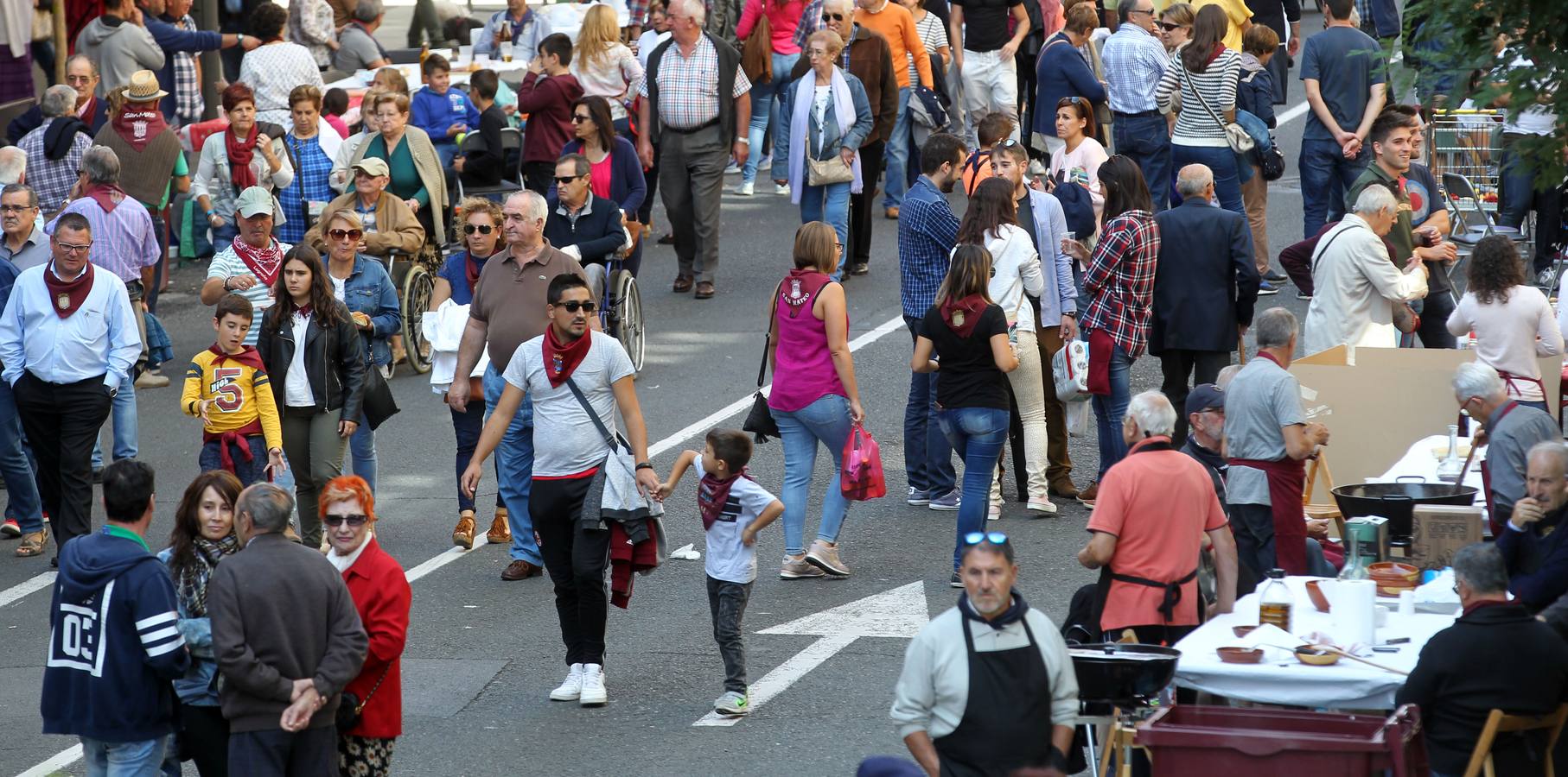 Gran ambiente y mejores guisos en el X Concurso de Calderetas que se ha celebrado en la calle Gonzalo de Berceo.