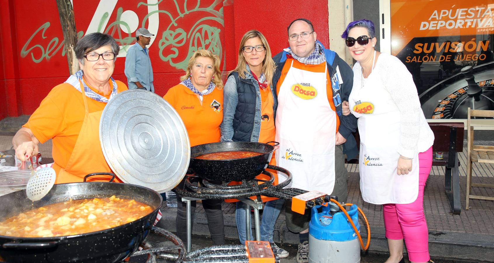 Gran ambiente y mejores guisos en el X Concurso de Calderetas que se ha celebrado en la calle Gonzalo de Berceo.