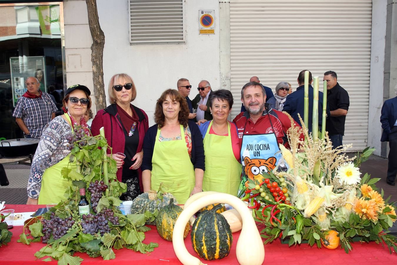 Gran ambiente y mejores guisos en el X Concurso de Calderetas que se ha celebrado en la calle Gonzalo de Berceo.