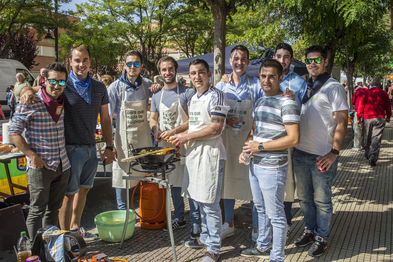 Gran ambiente y mejores guisos en el X Concurso de Calderetas que se ha celebrado en la calle Gonzalo de Berceo.