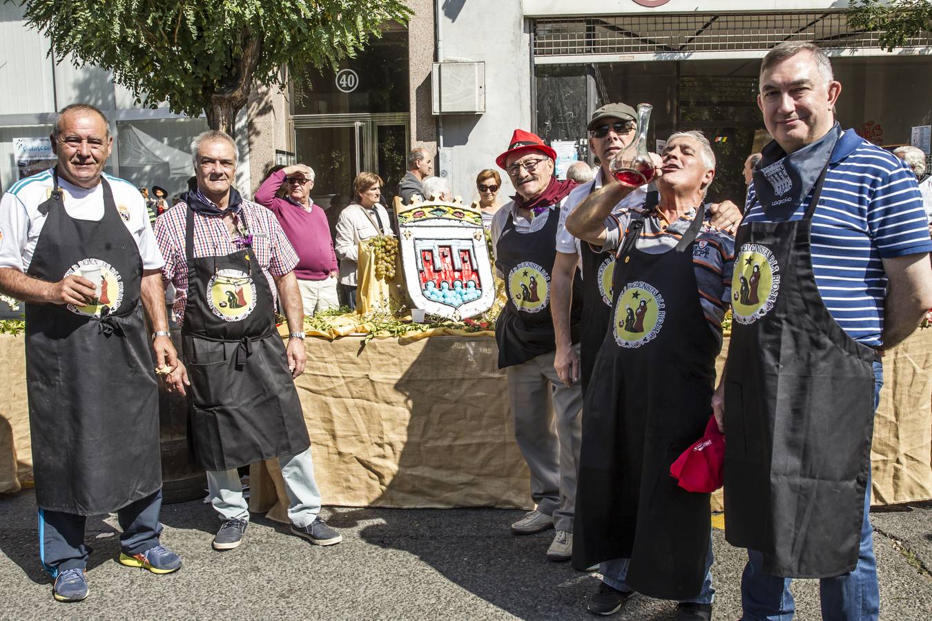 Gran ambiente y mejores guisos en el X Concurso de Calderetas que se ha celebrado en la calle Gonzalo de Berceo.