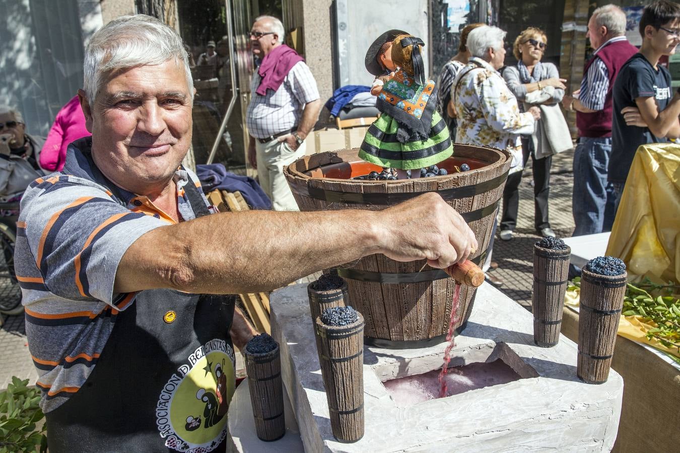 Gran ambiente y mejores guisos en el X Concurso de Calderetas que se ha celebrado en la calle Gonzalo de Berceo.